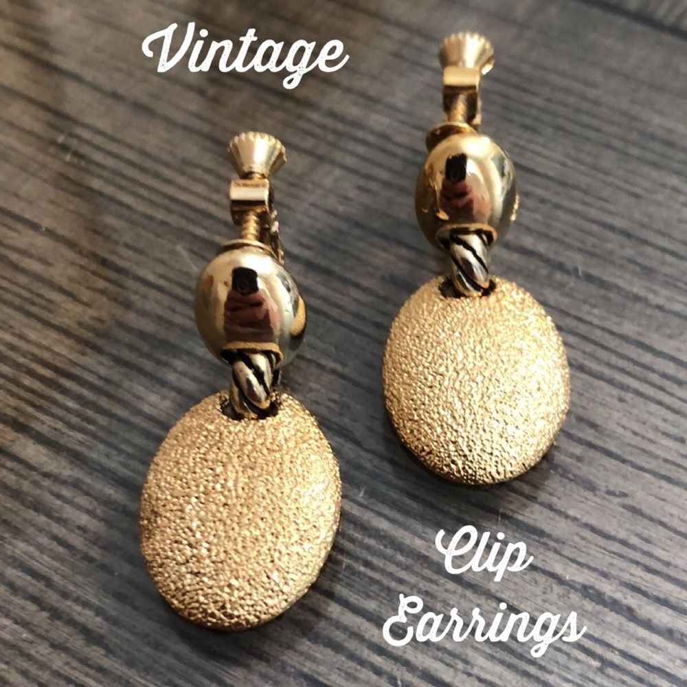 VTG Goldtone Dangle Screw Back Clip Earrings Textured & Shiny